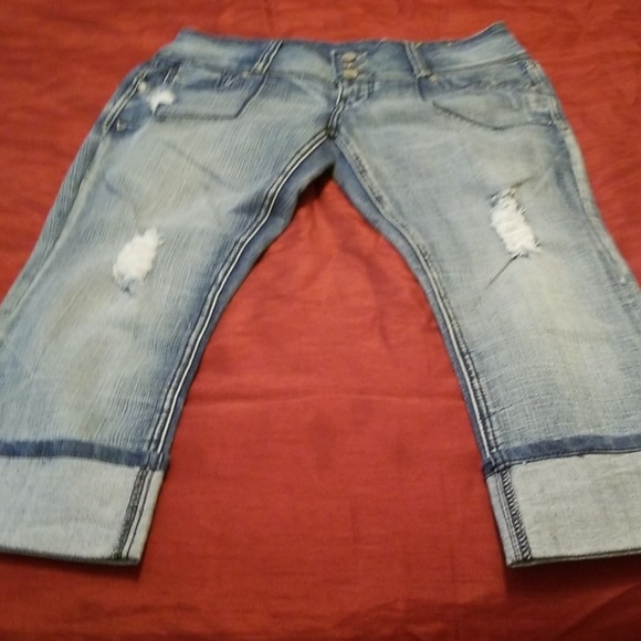 Almost Famous Pants - NWOT Almost Famous capri